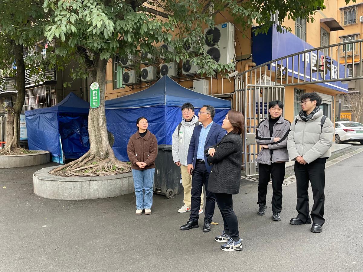 林移刚院长走访社区.jpg