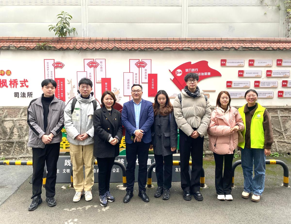 林院长与实习学生们合影.jpg